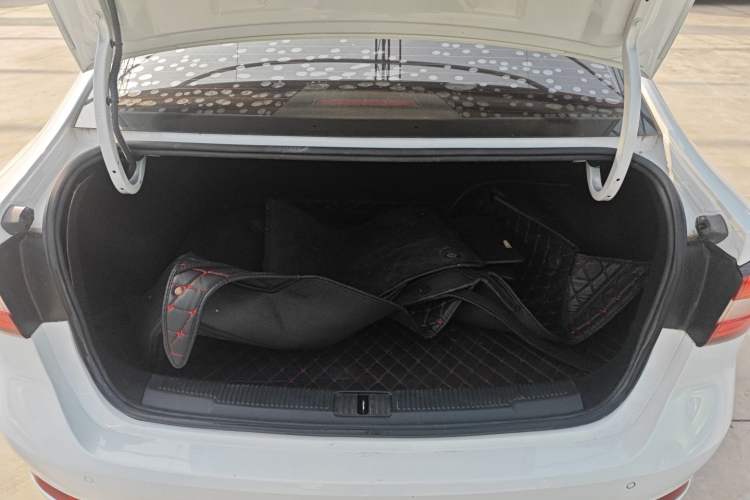 Used Roewe i5 2019 1.5L Manual 4G Connectable Langhao Edition Trunk
