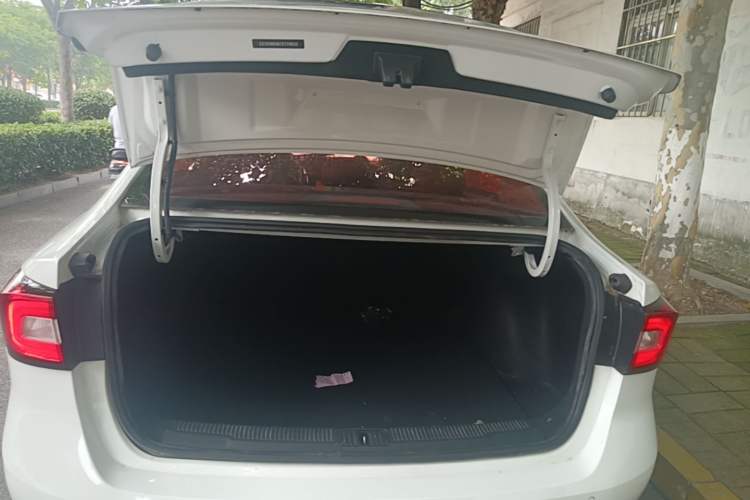 Used Roewe i5 2019 1.5L Automatic 4G Connected Langhao Edition Trunk