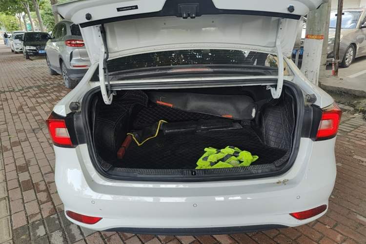 Used Roewe i5 2019 1.5L Automatic 4G Connected Langhao Edition Trunk