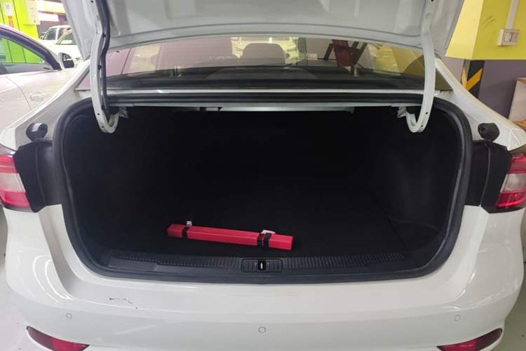 Used Roewe i5 2019 1.5L Automatic 4G Connected Linghao Edition Trunk