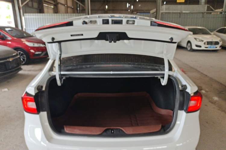 Used Roewe i5 2019 1.5L Manual 4G Connect Luxury Edition Trunk