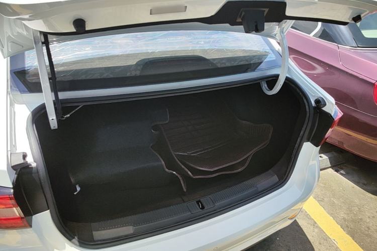 Used Roewe i5 2019 1.5L Automatic 4G Connected Linghao Flagship Edition Trunk