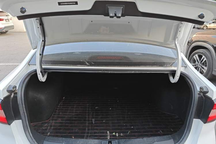 Used Roewe i5 2019 1.5L Automatic 4G Connected Langhao Edition Trunk