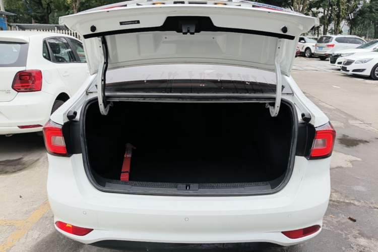Used Roewe i5 2019 1.5L Manual 4G Connect Leehao Flagship Edition Trunk