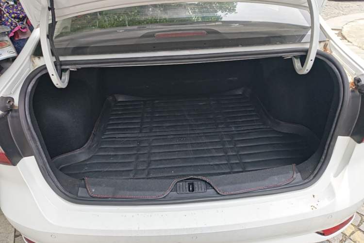 Used Roewe i5 2019 1.5L Automatic 4G Connected Langhao Edition Trunk