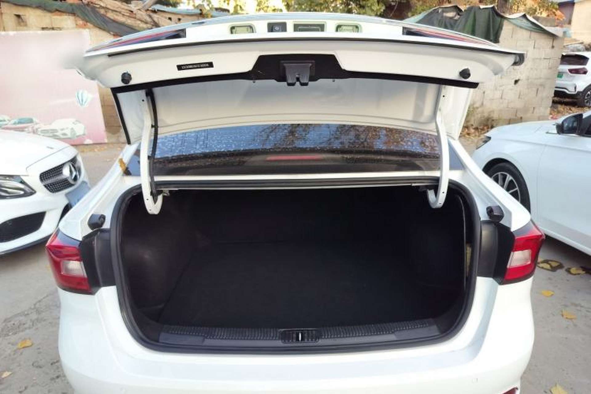 Used Roewe i5 2019 1.5L Automatic 4G Connected Langyue Edition Trunk