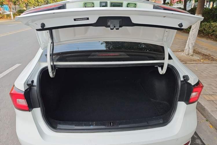Used Roewe i5 2019 1.5L Manual 4G Connectable Langhao Edition Trunk