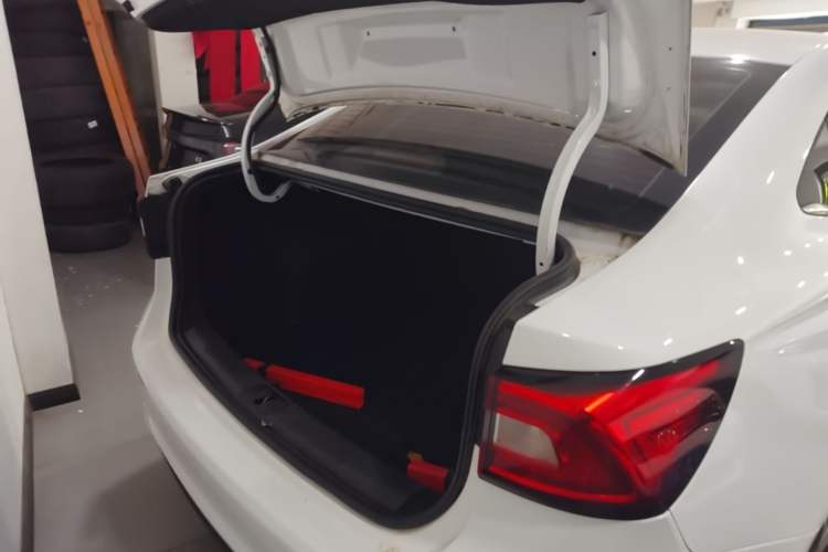 Used Roewe i5 2019 1.5L Automatic 4G Connected Langhao Edition Trunk