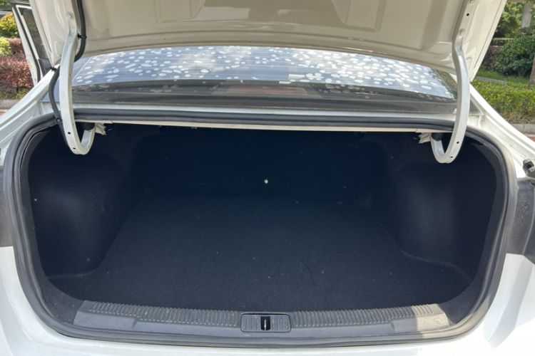 Used Roewe i5 2019 1.5L Automatic 4G Connected Langhao Edition Trunk