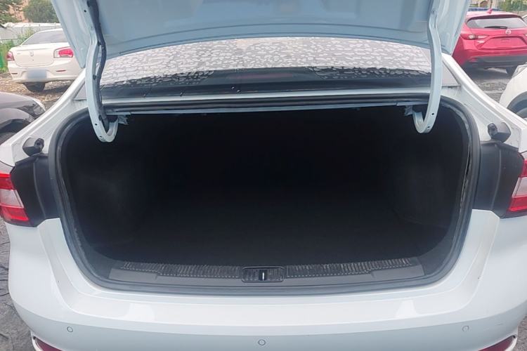 Used Roewe i5 2019 1.5L Automatic 4G Connected Langyue Edition Trunk