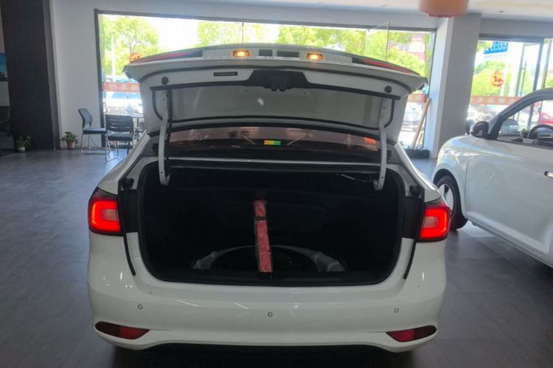 Used Roewe i5 2019 20T Automatic 4G Connected Supercharged Flagship Edition Trunk