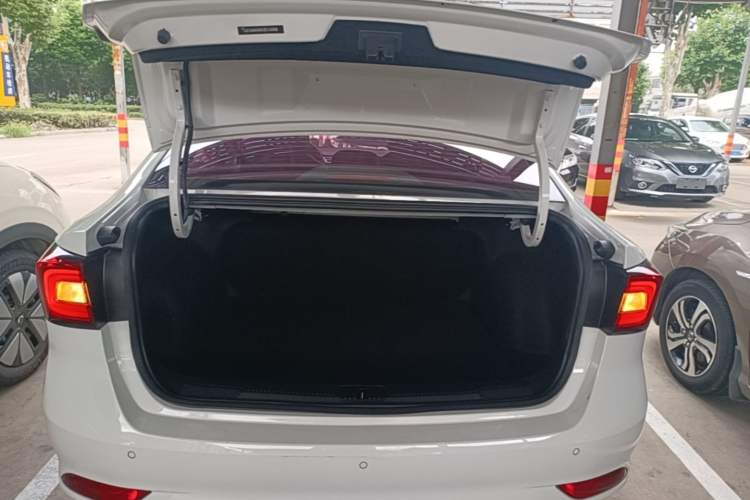 Used Roewe i5 2019 20T Automatic 4G Connected Supercharged Flagship Edition Trunk