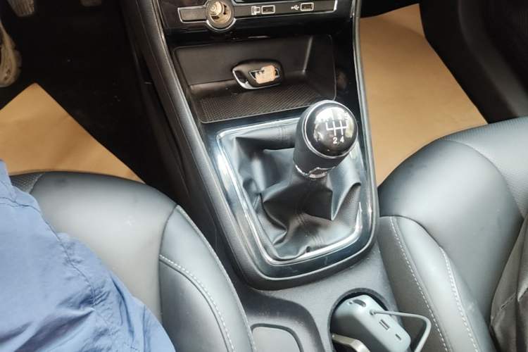 Used Roewe i5 2019 1.5L Manual 4G Connect Leehao Flagship Edition Gear Lever