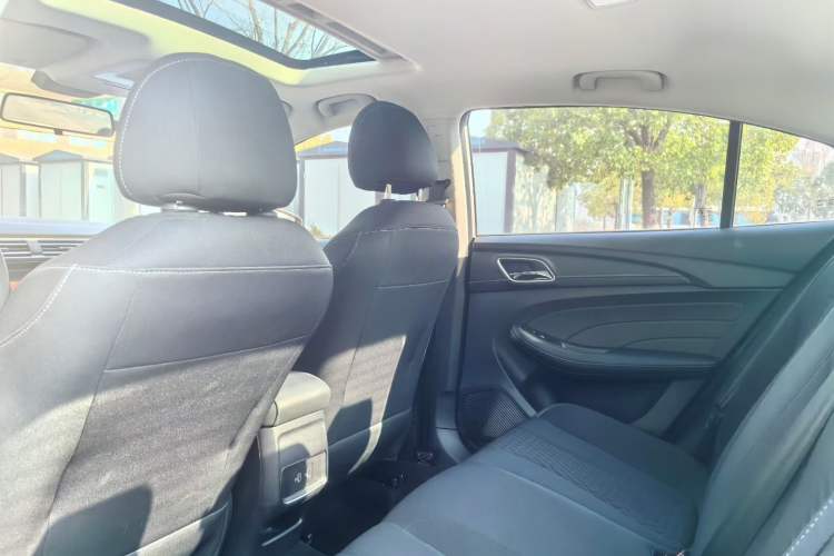 Used Roewe i5 2019 1.5L Automatic 4G Connected Linghao Edition Interior 3