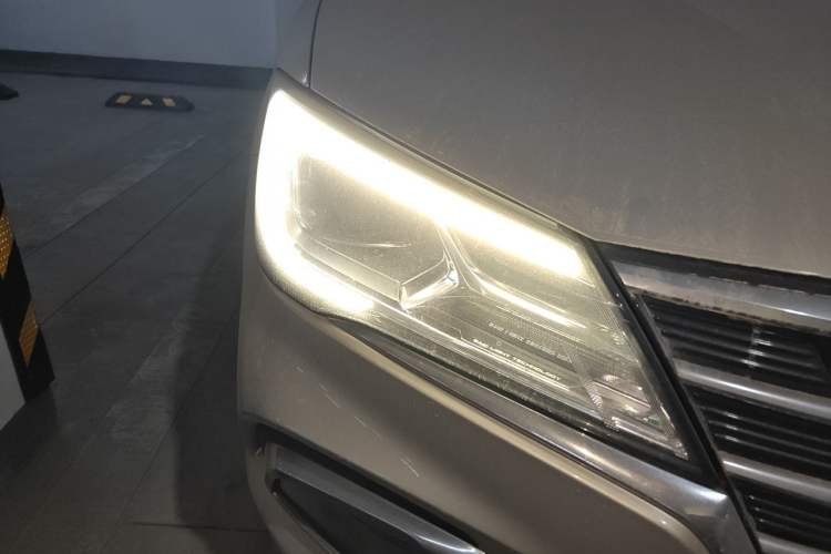 Used Roewe i5 2019 1.5L Automatic 4G Connected Langhao Edition Right Front Headlight