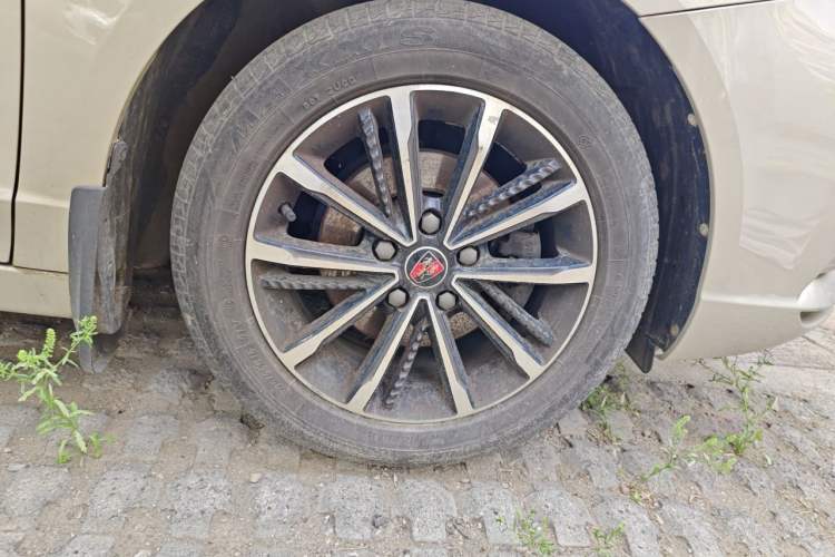 Used Roewe i5 2019 1.5L Manual 4G Connect Leehao Flagship Edition Right Front Wheel Hub