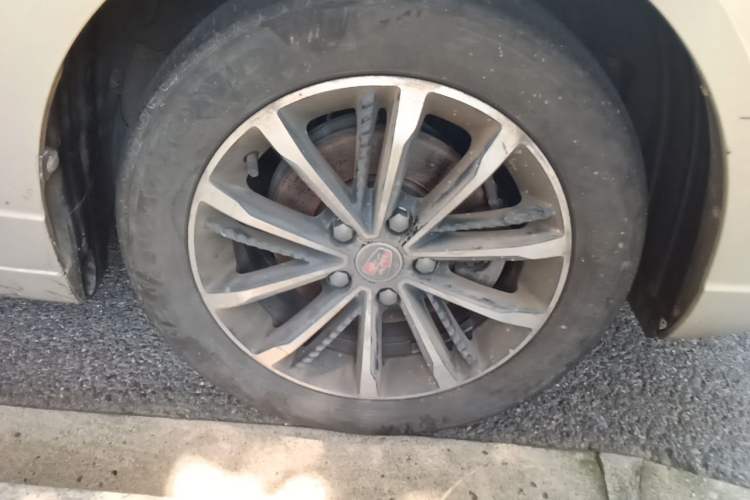 Used Roewe i5 2019 1.5L Automatic 4G Connected Linghao Flagship Edition Right Front Wheel Hub