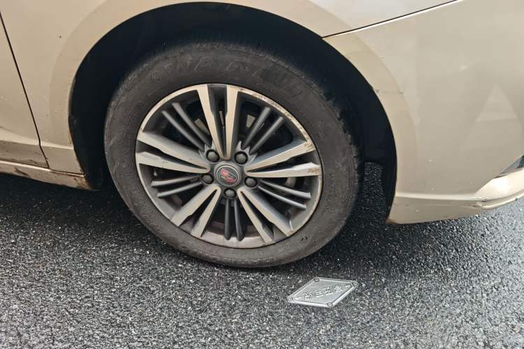 Used Roewe i5 2019 1.5L Automatic 4G Connected Linghao Flagship Edition Right Front Wheel Hub