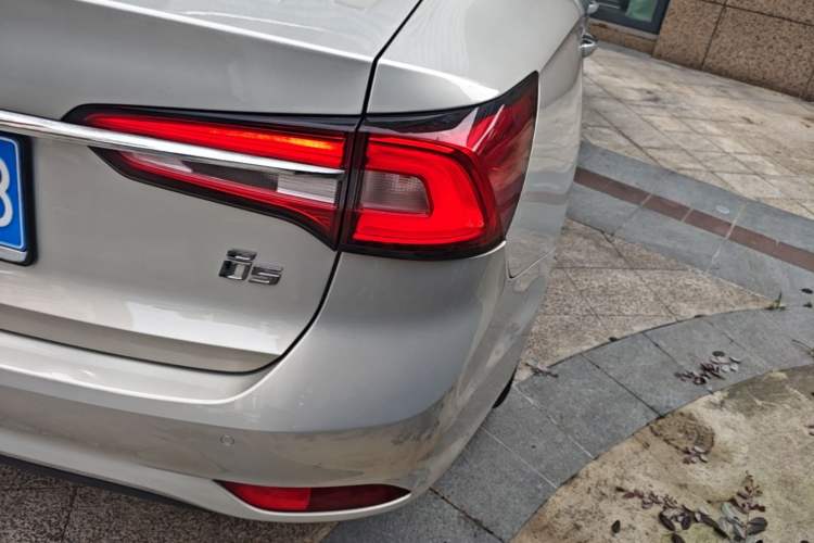 Used Roewe i5 2019 1.5L Manual 4G Connectable Langhao Edition Right Rear Taillight