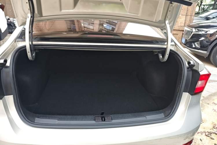 Used Roewe i5 2019 1.5L Manual 4G Connectable Langhao Edition Trunk