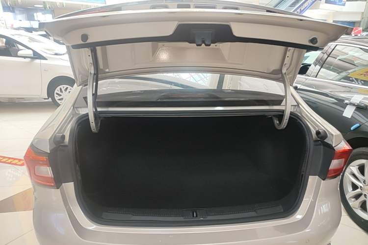 Used Roewe i5 2019 1.5L Manual 4G Connect Leehao Flagship Edition Trunk