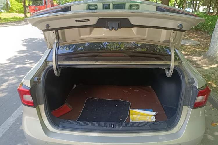 Used Roewe i5 2019 1.5L Automatic 4G Connected Langhao Edition Trunk