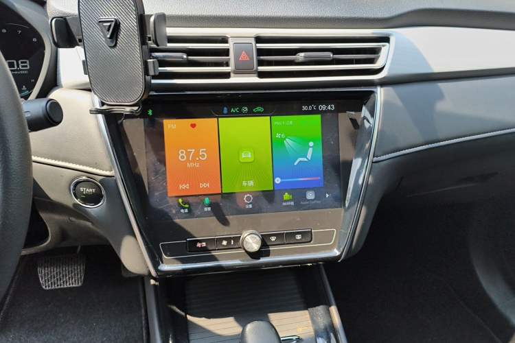 Used Roewe i5 2020 1.5L Automatic 4G Connect Luxury Flagship Edition Audio And AC Panel