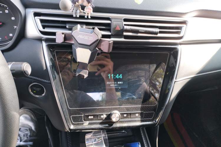 Used Roewe i5 2020 1.5L Automatic 4G Connected Linghao Edition Audio And AC Panel