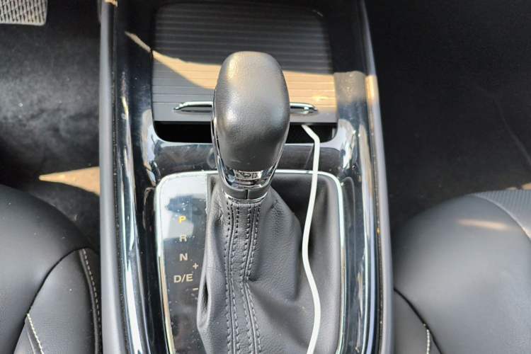 Used Roewe i5 2020 1.5L Automatic 4G Connect Luxury Flagship Edition Gear Lever