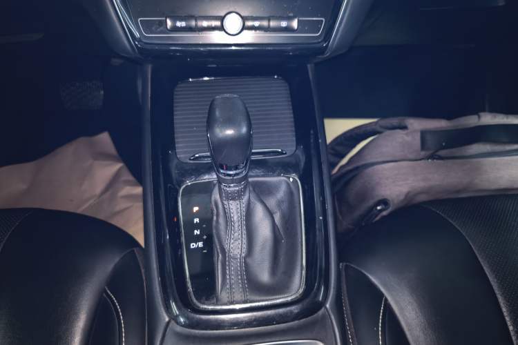 Used Roewe i5 2020 1.5L Automatic 4G Connect Luxury Flagship Edition Gear Lever