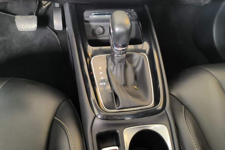 Used Roewe i5 2020 1.5L Automatic 4G Connect Luxury Flagship Edition Gear Lever