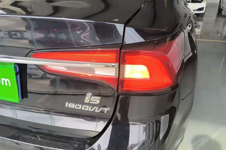 Used Roewe i5 2020 1.5L Automatic 4G Connect Luxury Flagship Edition Right Rear Taillight