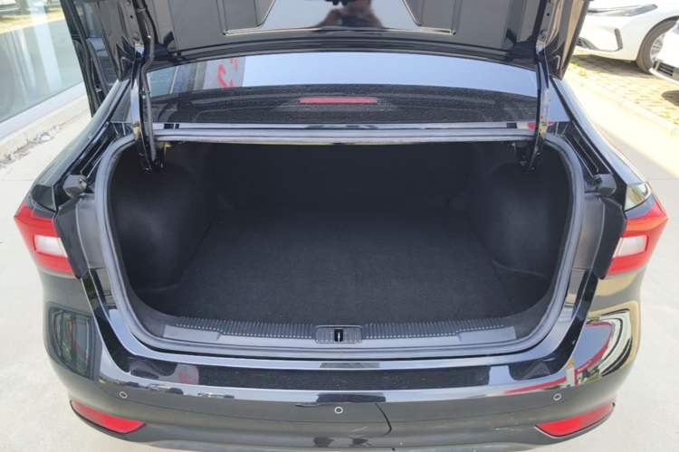 Used Roewe i5 2020 1.5L Automatic 4G Connected Linghao Edition Trunk