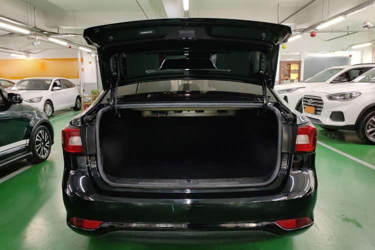 Used Roewe i5 2020 1.5L Automatic 4G Connected Linghao Edition Trunk