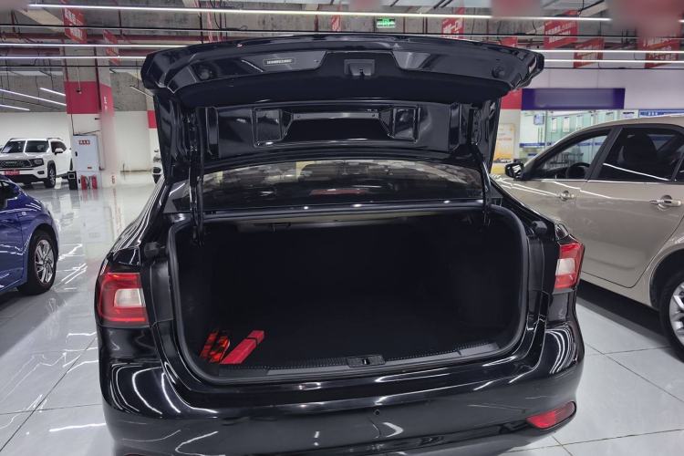 Used Roewe i5 2020 1.5L Automatic 4G Connect Luxury Flagship Edition Trunk