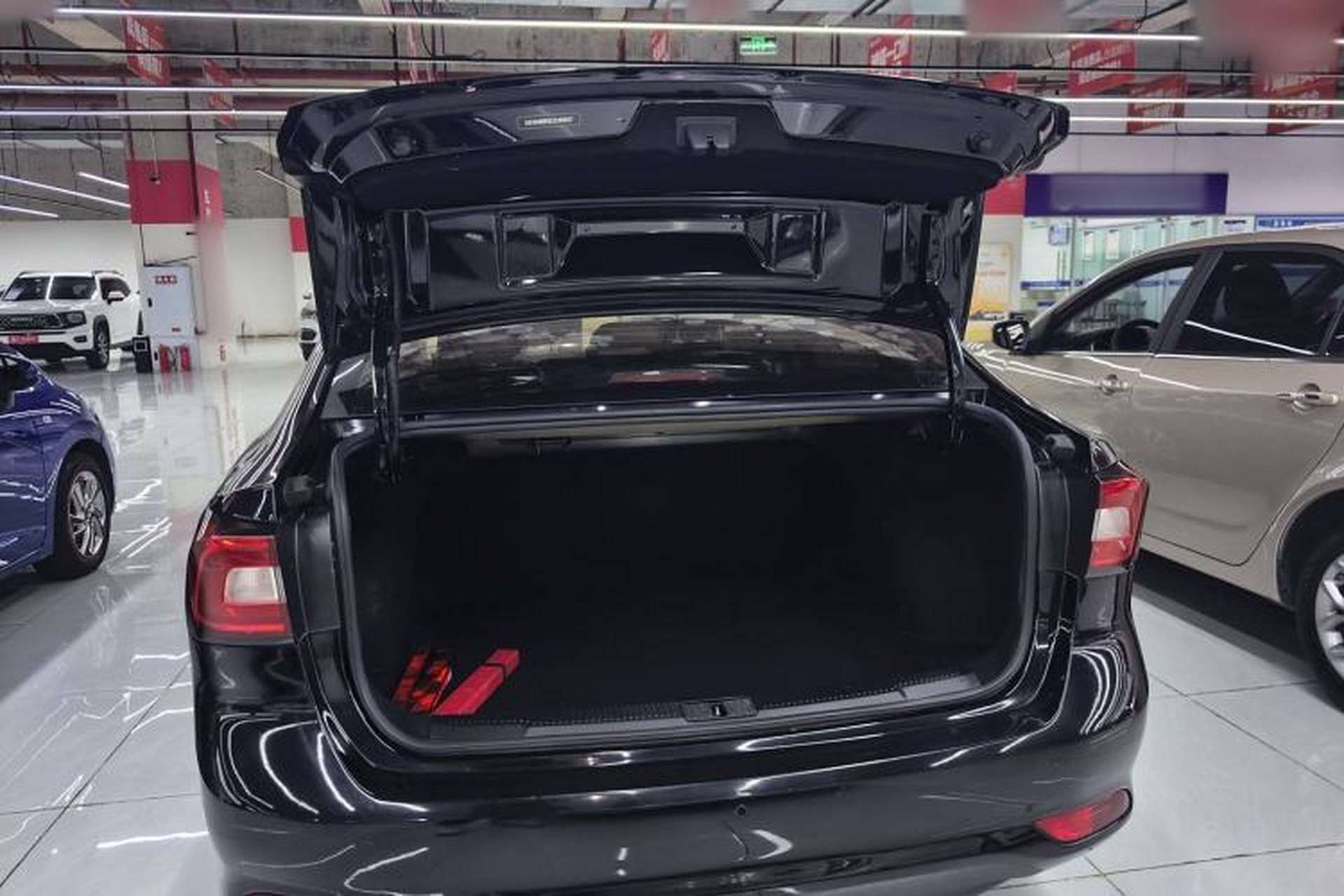 Used Roewe i5 2020 1.5L Automatic 4G Connect Luxury Flagship Edition Trunk