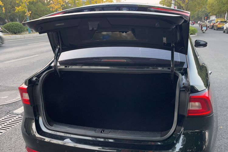 Used Roewe i5 2020 1.5L Automatic 4G Connected Linghao Edition Trunk