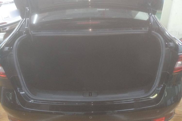Used Roewe i5 2020 1.5L Automatic 4G Connected Linghao Edition Trunk
