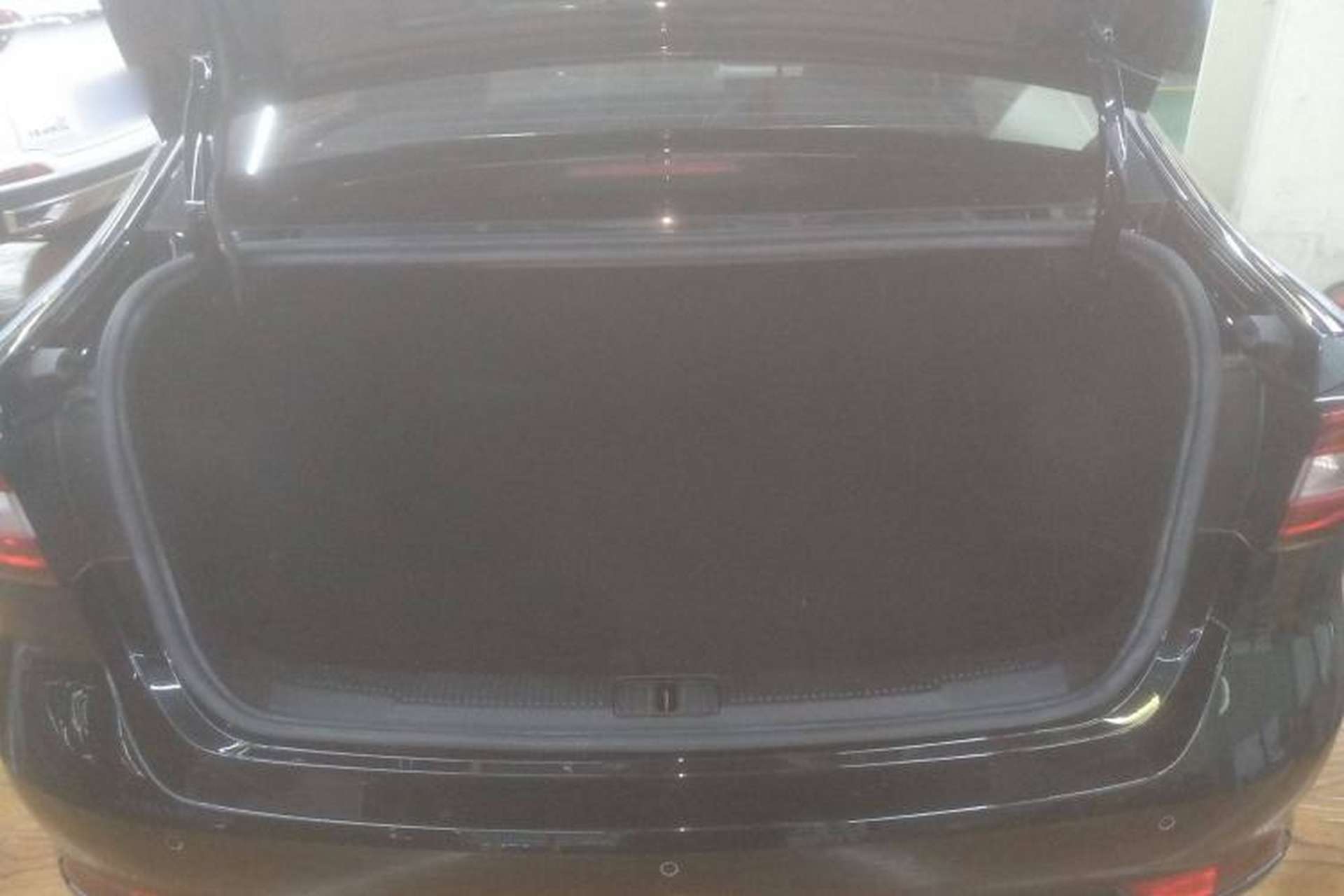 Used Roewe i5 2020 1.5L Automatic 4G Connected Linghao Edition Trunk