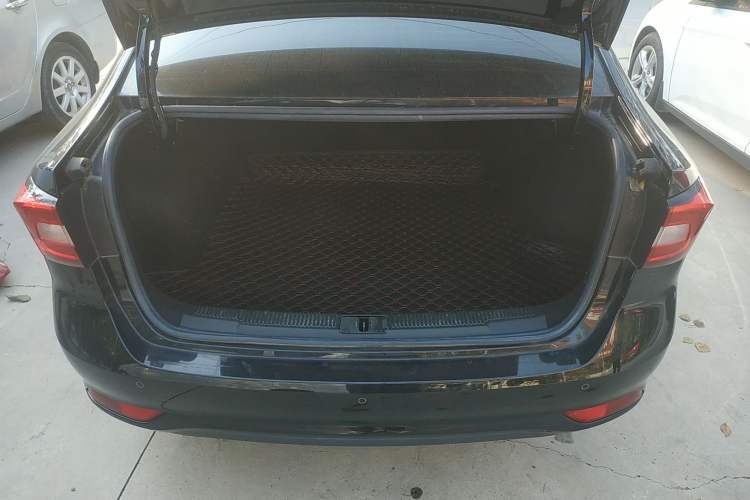 Used Roewe i5 2020 1.5L Manual 4G Connect Leehao Flagship Edition Trunk