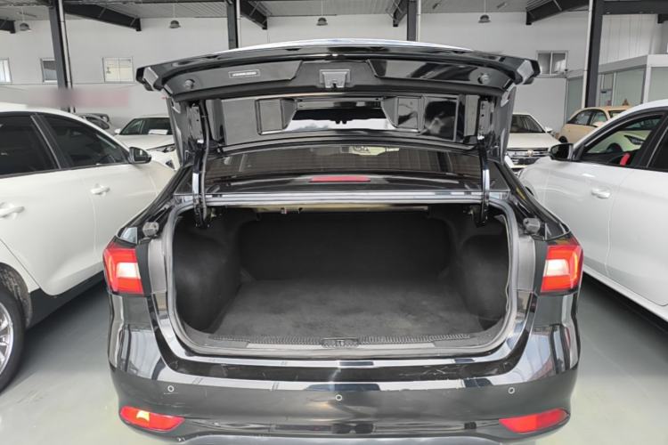 Used Roewe i5 2020 1.5L Automatic 4G Connect Luxury Flagship Edition Trunk