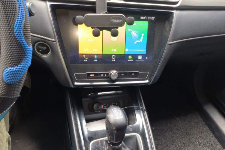 Used Roewe i5 2020 1.5L Automatic 4G Connect Luxury Flagship Edition Audio And AC Panel