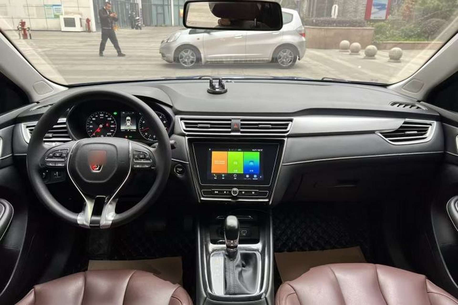 Used Roewe i5 2020 1.5L Automatic 4G Connected Linghao Edition Center Console