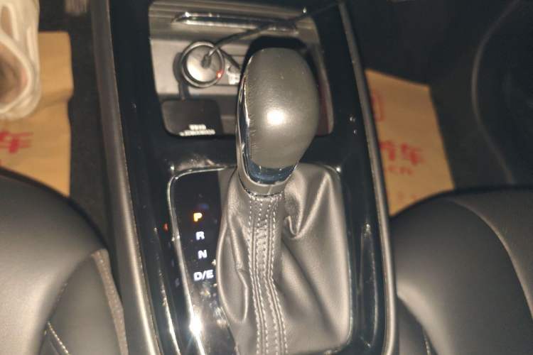 Used Roewe i5 2020 1.5L Automatic 4G Connect Luxury Flagship Edition Gear Lever