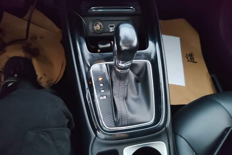 Used Roewe i5 2020 1.5L Automatic 4G Connect Luxury Flagship Edition Gear Lever