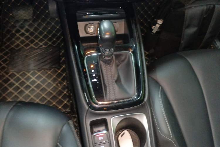 Used Roewe i5 2020 1.5L Automatic 4G Connect Luxury Flagship Edition Gear Lever