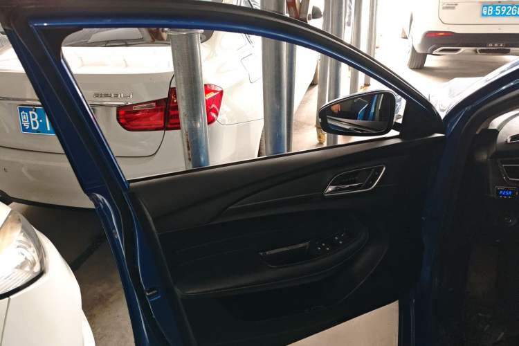 Used Roewe i5 2020 1.5L Automatic 4G Connect Luxury Flagship Edition Interior 5