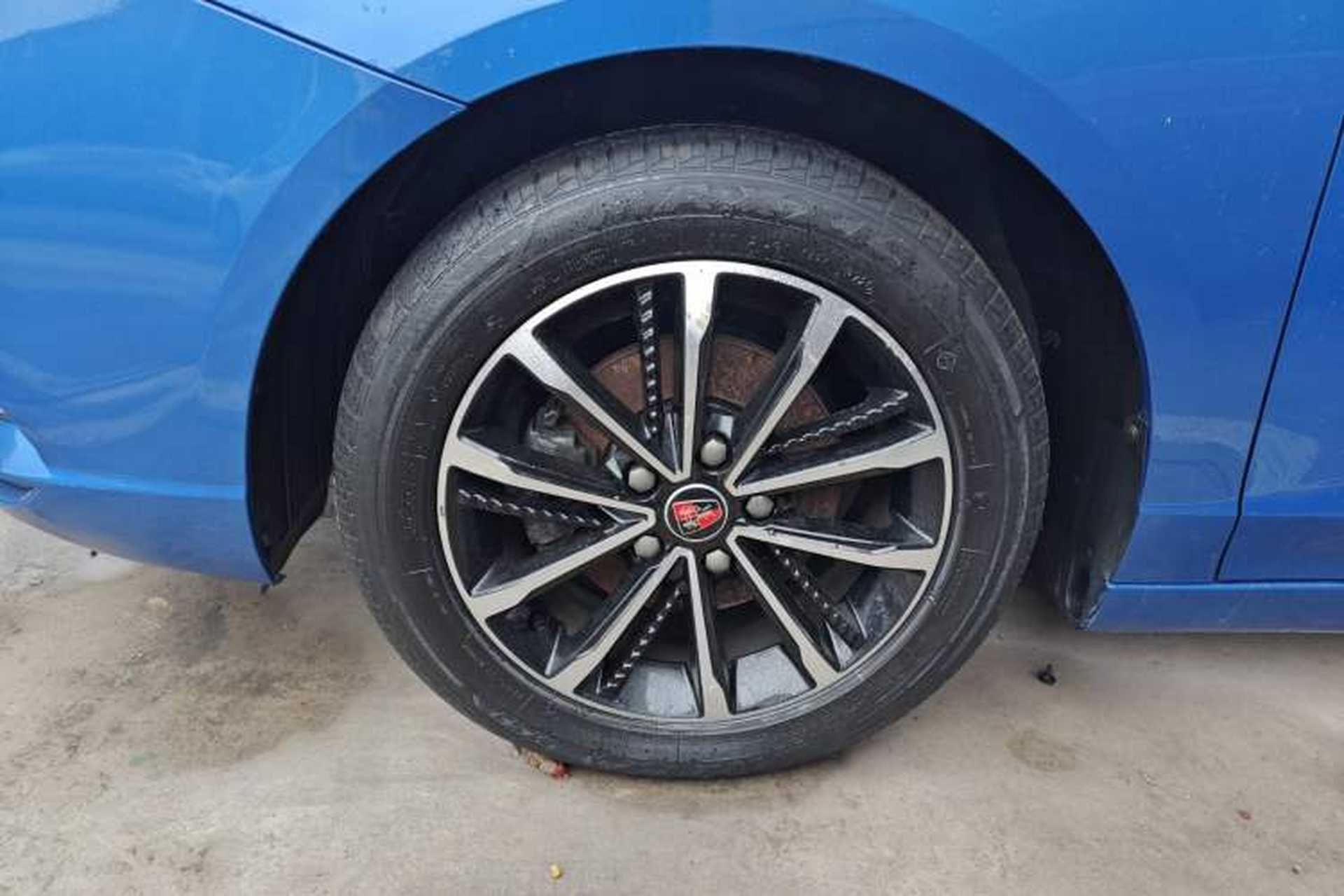 Used Roewe i5 2020 1.5L Manual 4G Connect Leehao Flagship Edition Left Front Wheel Hub