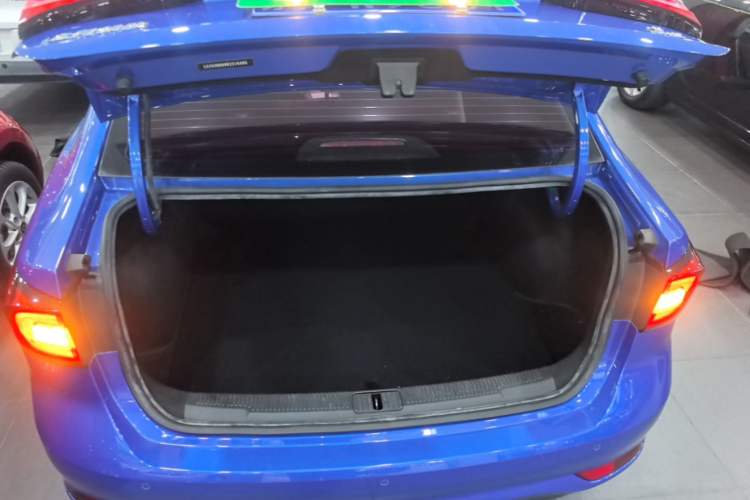 Used Roewe i5 2020 1.5L Automatic 4G Connect Luxury Flagship Edition Trunk