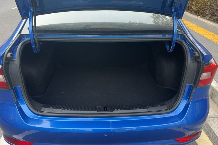 Used Roewe i5 2020 1.5L Manual 4G Connect Leehao Flagship Edition Trunk